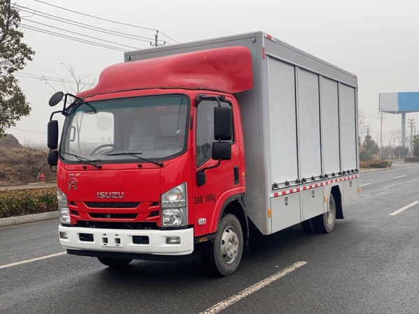 五十鈴裝備車
