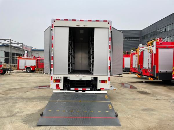 五十鈴裝備車