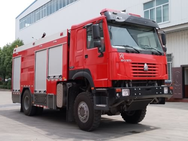 四驅豪沃5.5噸水罐消防車
